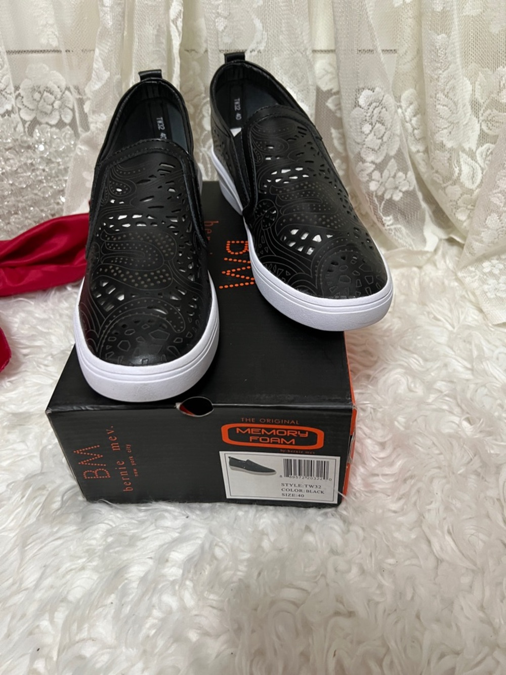 bernie mev. Black Slip-On Sneakers with Memory Foam SZ: (40/9) NIB